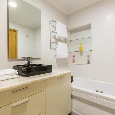 Spacious Modern In Costa Da Guia *