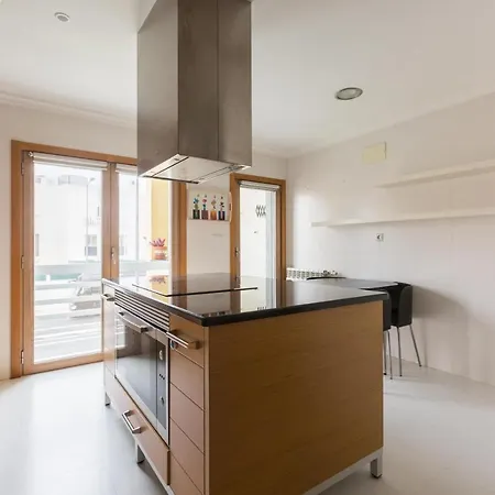 Spacious Modern In Costa Da Guia Апартаменты