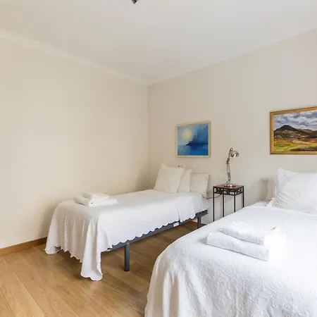Spacious Modern In Costa Da Guia *