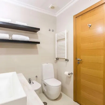 Spacious Modern In Costa Da Guia Апартаменты