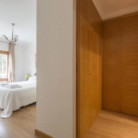Апартаменты Spacious Modern In Costa Da Guia *