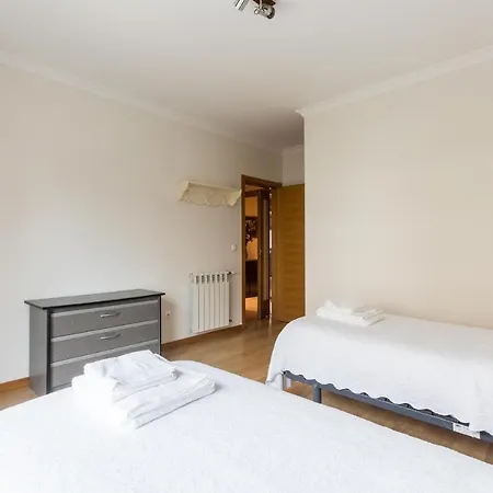 Spacious Modern In Costa Da Guia Апартаменты