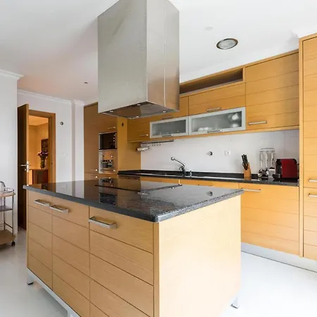 Spacious Modern In Costa Da Guia