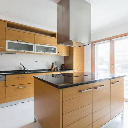 Spacious Modern In Costa Da Guia