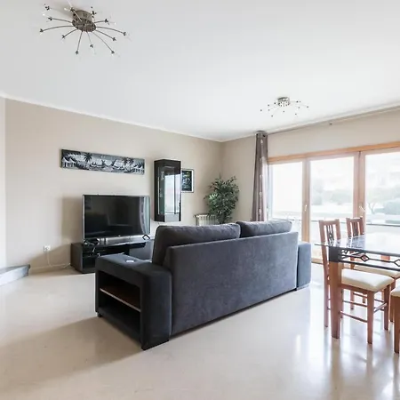 Spacious Modern In Costa Da Guia