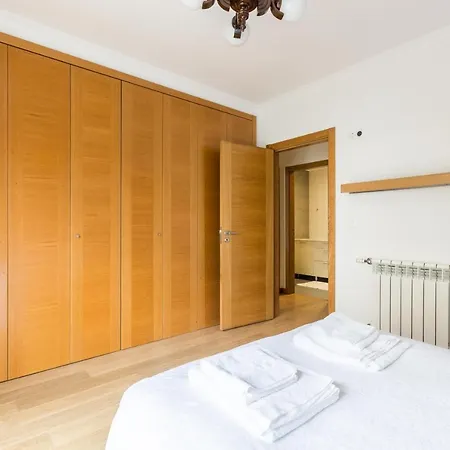 Spacious Modern In Costa Da Guia