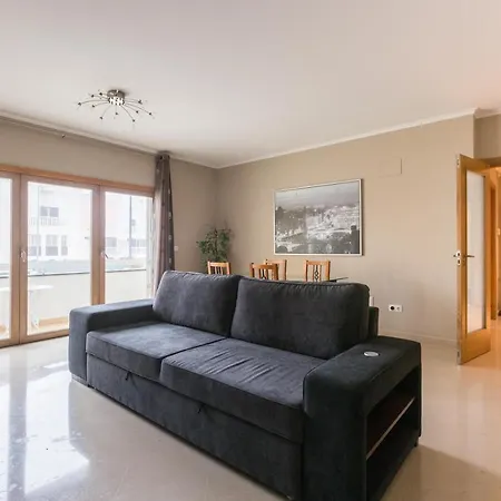 Апартаменты Spacious Modern In Costa Da Guia *